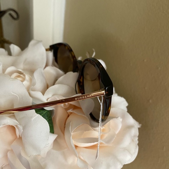 Brand new 🔥Burberry polarized sunglasses 🕶🔥 - Picture 8 of 13